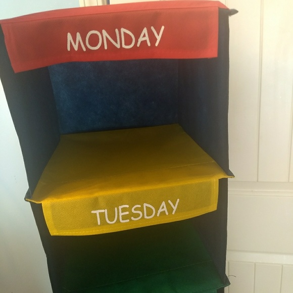 Children's Days of the Week Clothes Organizer - Picture 2 of 3